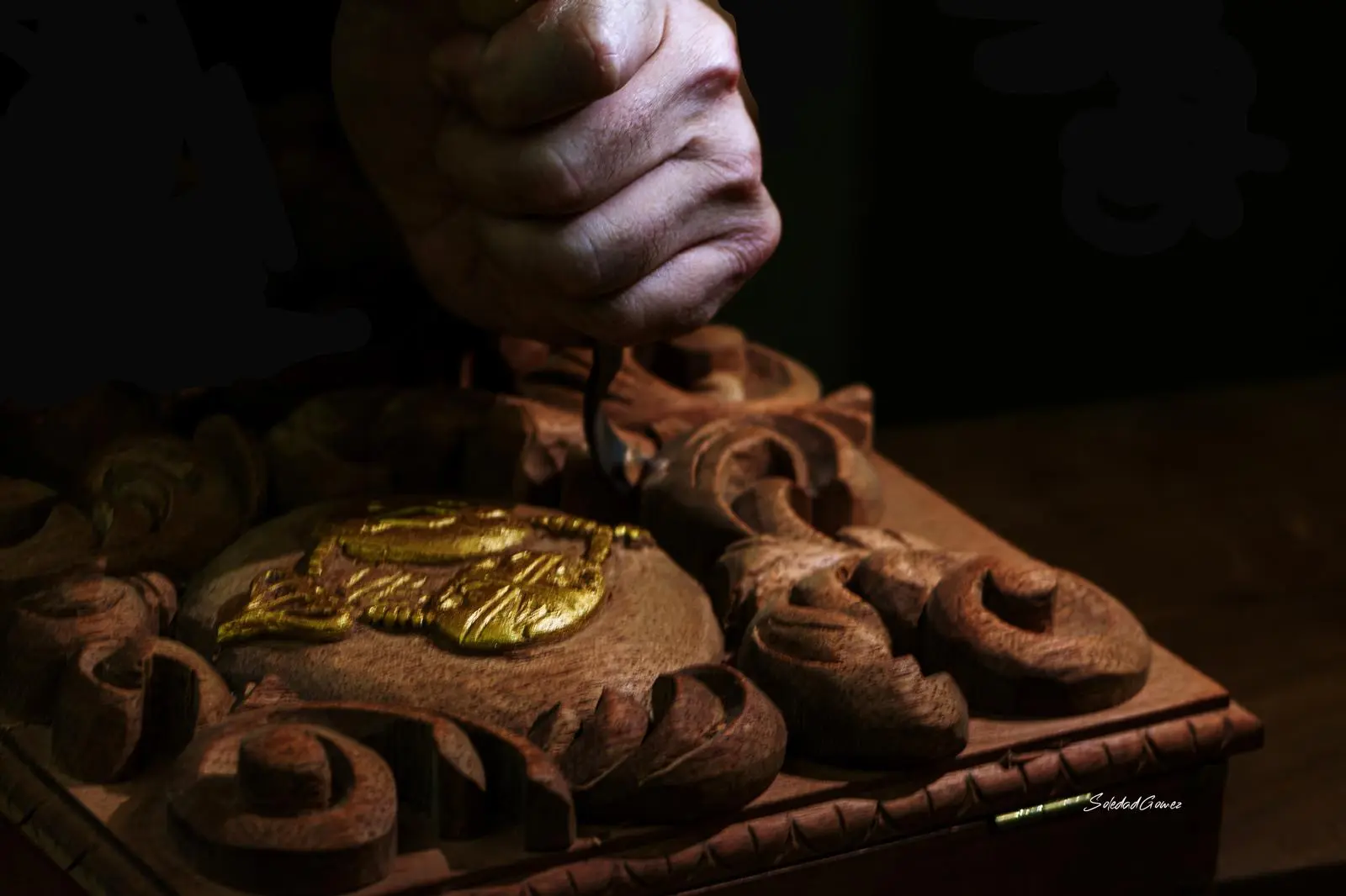 Detalle de una unión tradicional y la veta de la madera. Foto: Soledad Gómez