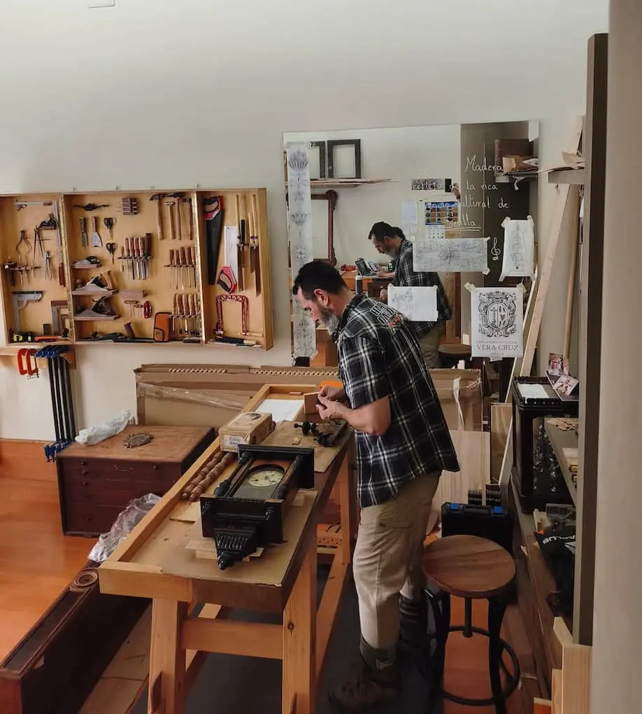 Vista general del taller de Rebollo Arte y Madera